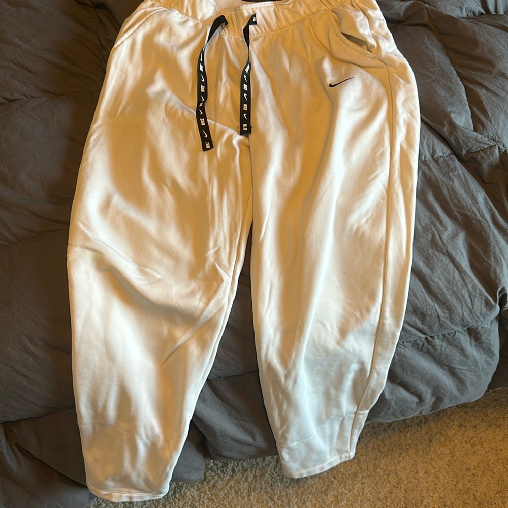 White Nike woman’s small sweatpants